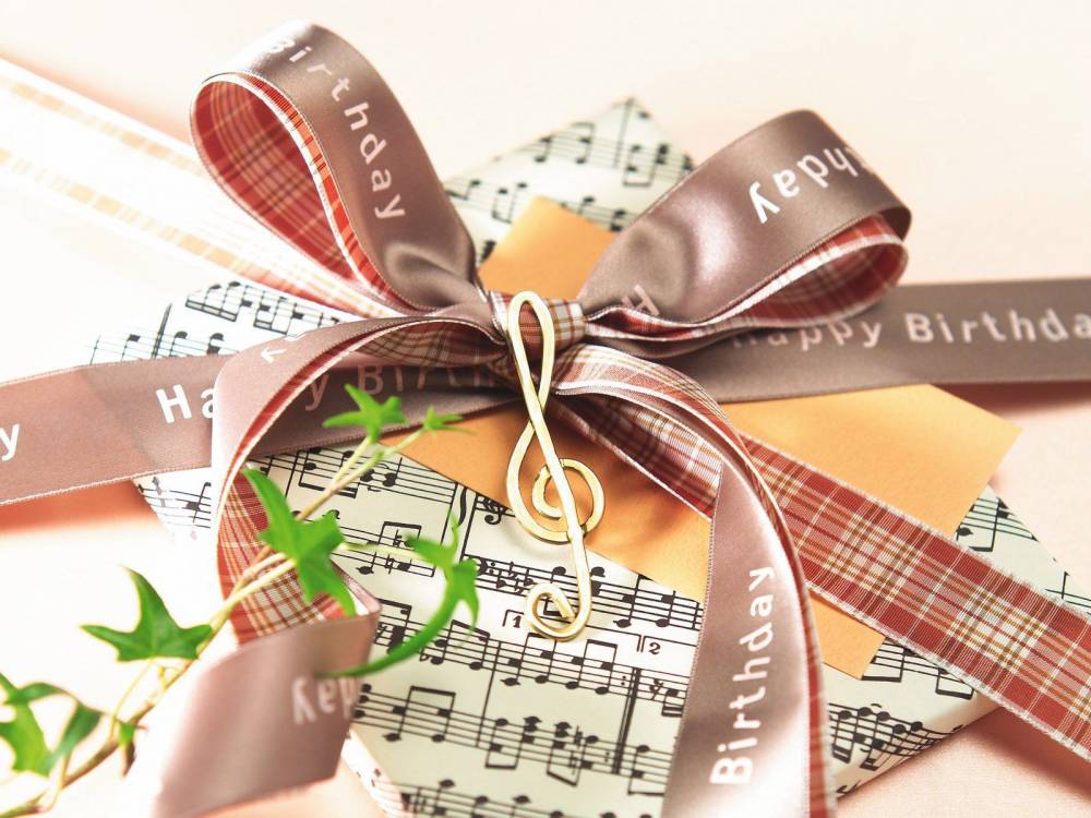 Holidays___Birthday_Gift_wrapped_on_a_musical_theme_on_birthday_052356_.jpg